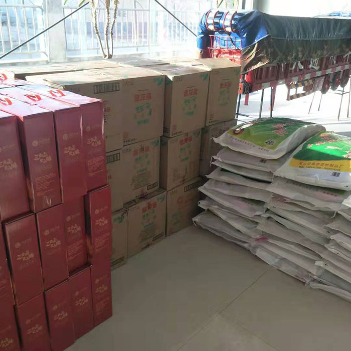 关爱贫困家庭，节日慰问活动