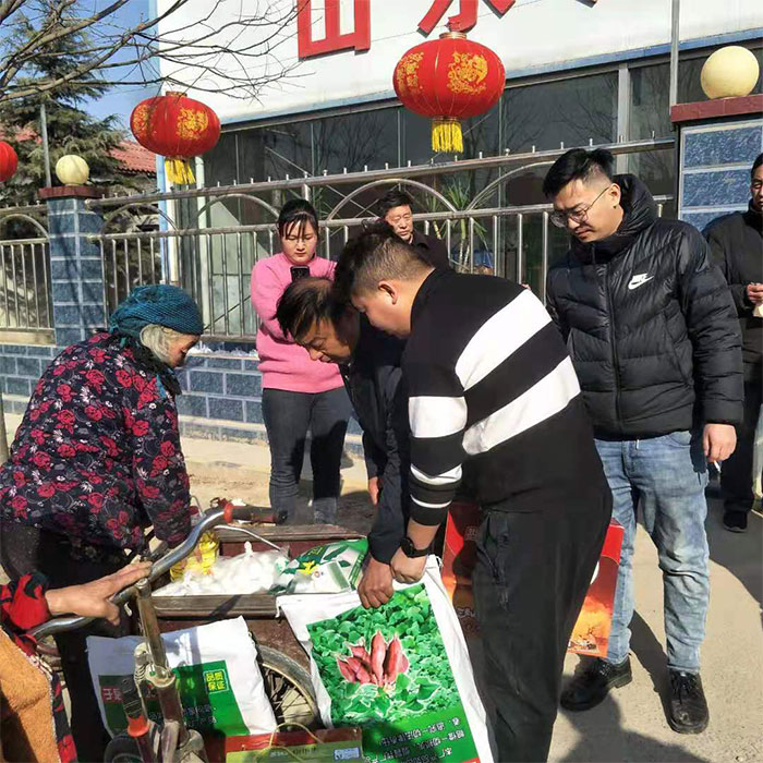 关爱贫困家庭，节日慰问活动